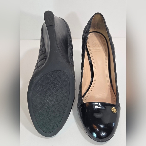 TORY BURCH CLAREMONT QUILTED LRATGER WEDGE PUMPS. - Picture 5 of 8